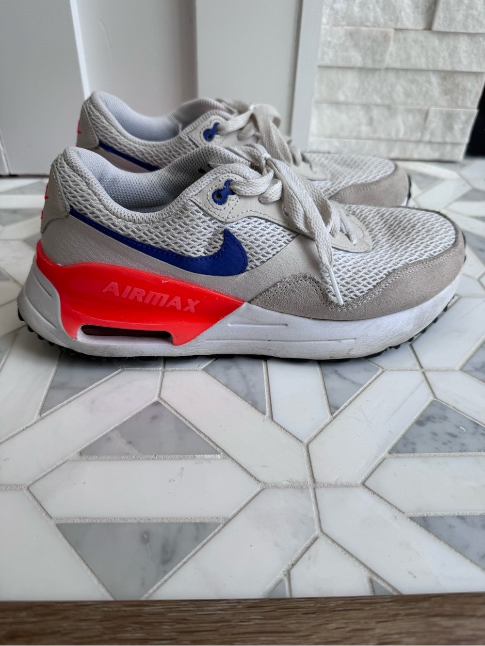 Nike Air Max SYSTM Women’s 8.5 White Bright Crimson Lapis Sneakers DM9538-101